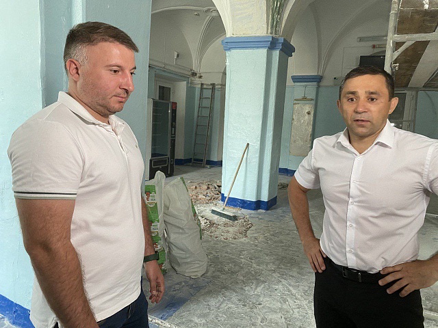 Мэр Благовещенска Олег Имамеев проверил ход работ по ремонту Алексеевской гимназии