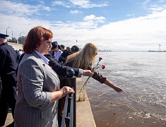 На Амуре прошла традиционная акция «Цветы на воде»