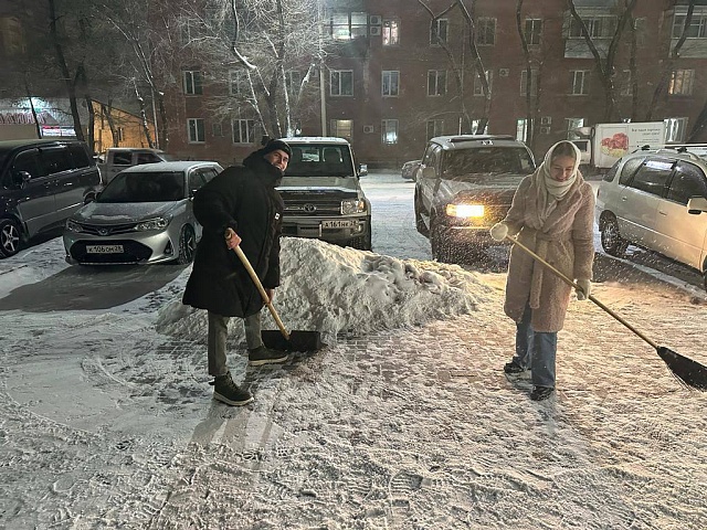 Библиотеки Благовещенска присоединились к уборке снега