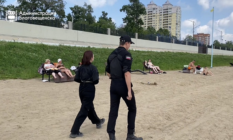 На страже порядка: дружинники Благовещенска патрулируют улицы, следят за дорогами и спасают детей у воды