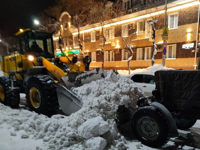 В дневную смену в Благовещенске идёт борьба со снежными накатами на улично-дорожной сети