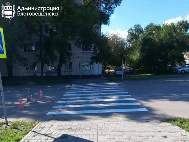 Больше двух с половиной тысяч квадратов свежей разметки появилось на школьных маршрутах Благовещенска 