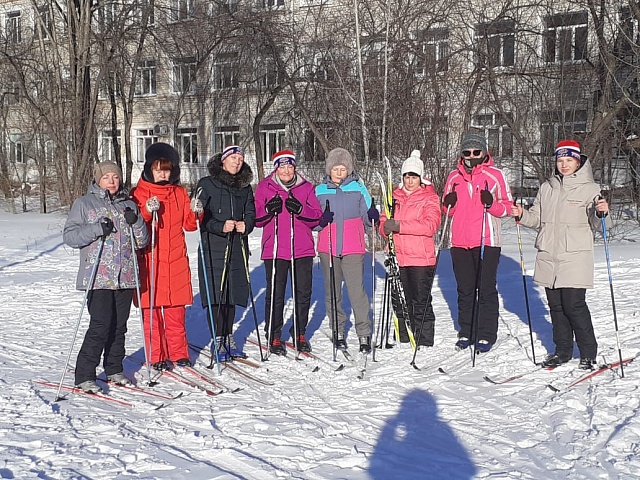 Учителя школы в Моховой Пади осваивают лыжи, йогу и ходят на работу пешком