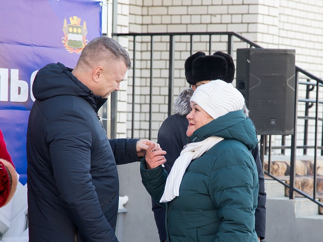 Дмитрий Гумиров вручил ключи от благоустроенных квартир первым новосёлам 