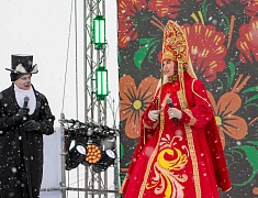 На площади Ленина и набережной Амура прошли народные гуляния в честь масленицы