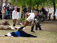 Реконструкцию боя Великой Отечественной войны показали гостям Городского парка в День Победы