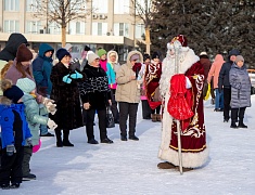 Театрализованная игровая программа для всей семьи "Рождество по-русски" прошла на центральной площади Благовещенска