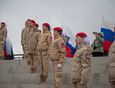 В честь Дня Победы в Благовещенске развернули знамя Победы