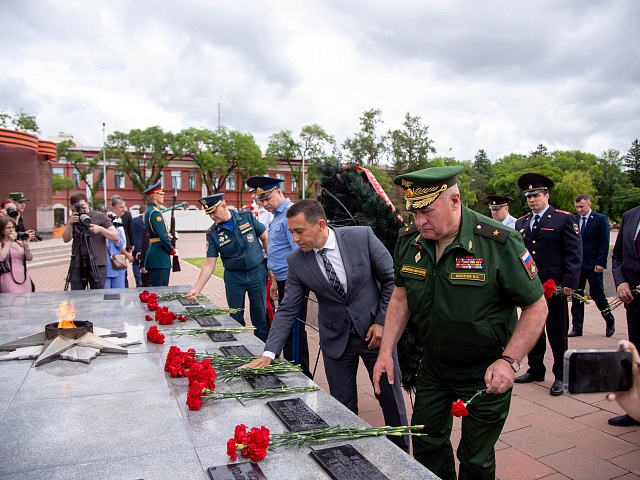 В День памяти и скорби благовещенцы возложили цветы к памятнику воинам-амурцам