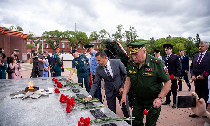 В День памяти и скорби благовещенцы возложили цветы к памятнику воинам-амурцам