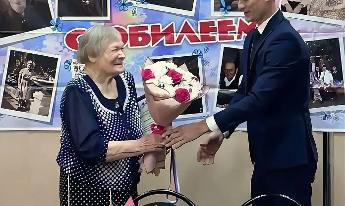 Вторая мама для сотен горожан: Валентину Казакову, посвятившую жизнь воспитанию детей с 90-летием поздравил заместитель председателя Благовещенской гордумы Владимир Семенов