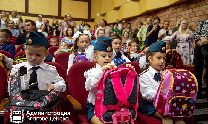 Старт в школьную жизнь: больше двухсот первоклассников получили свой первый портфель 