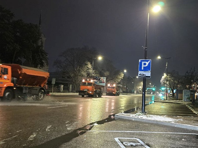 Дорожные рабочие ночью подсыпали солью городские магистрали и подмели тротуары 