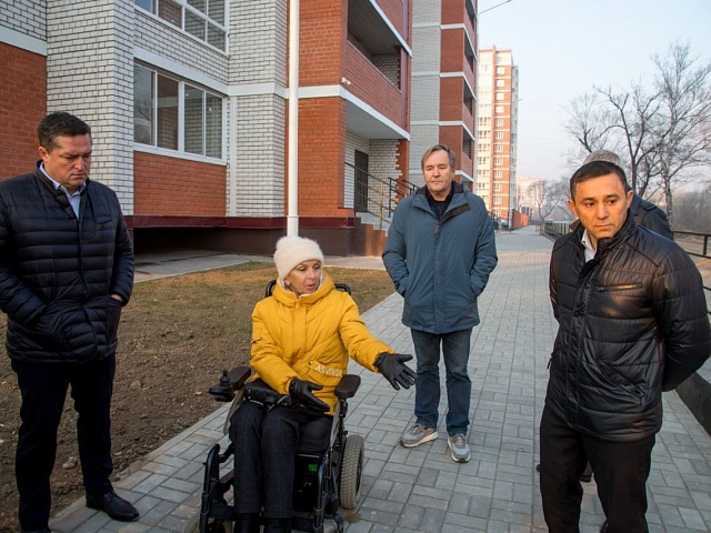Мэр Олег Имамеев и Марина Гайдай проверили транспортную доступность для инвалидов в Благовещенске 
