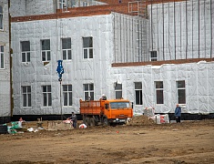 В новой школе в микрорайоне Благовещенска утепляют фасад и готовятся запускать тепло