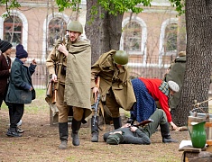 Реконструкцию боя Великой Отечественной войны показали гостям Городского парка в День Победы