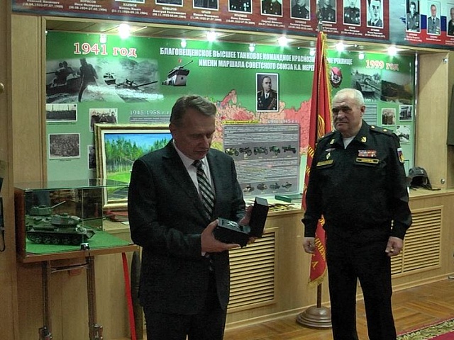 Заместитель мэра города Игорь Темнюк передал в музейную выставку ДВОКУ награду своего отца
