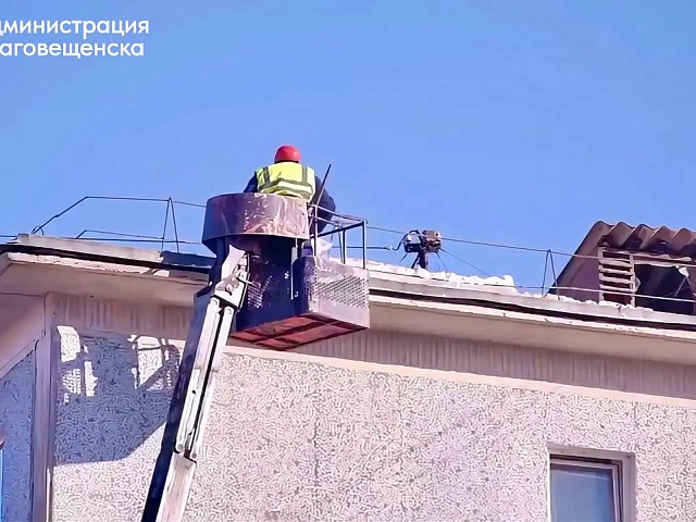 В Благовещенске за качеством очистки крыш от снега следят управление ЖКХ и прокуратура