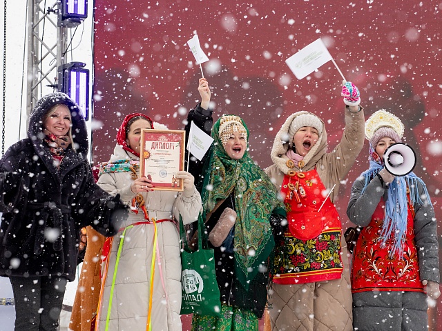 На площади Ленина и набережной Амура прошли народные гуляния в честь масленицы
