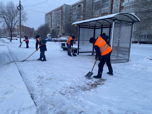 Более полусотни рабочих ГСТК чистят от снега улицы Благовещенска