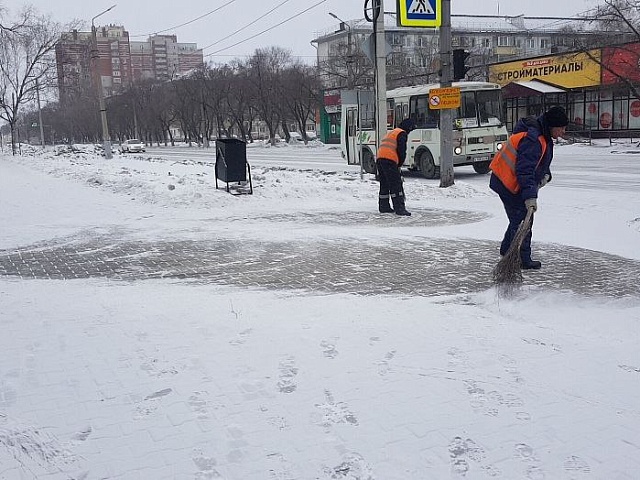 ГСТК чистит дороги и тротуары от свежевыпавшего снега