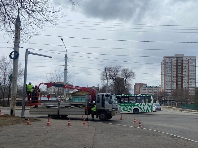 В Благовещенске на пересечении Горького и Новой монтируют светофор