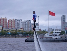 Впервые в Благовещенске гидрошоу на набережной озарил салют