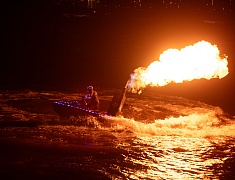 Впервые в Благовещенске гидрошоу на набережной озарил салют