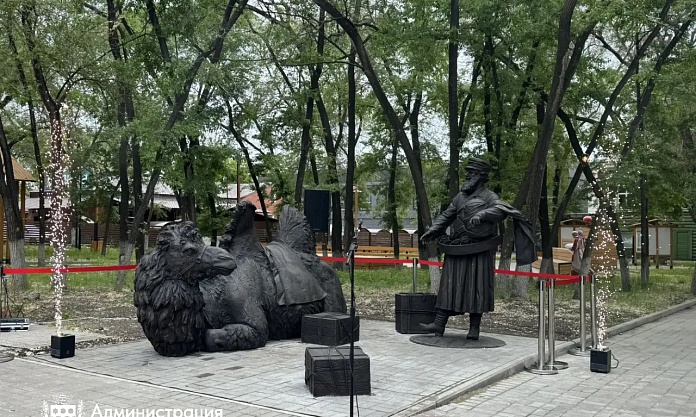 В День города в благовещенском сквере открыли скульптуру в виде купца с верблюдом