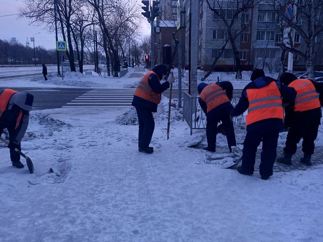 Акцент на пешеходных зонах: ГСТК чистит Ленина и Горького от снега и наледи
