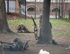 Реконструкцию боя Великой Отечественной войны показали гостям Городского парка в День Победы