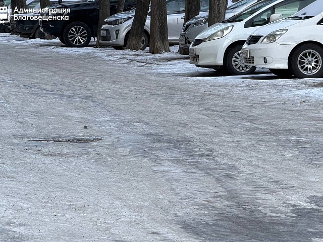 В Благовещенске в ближайшие два года отремонтируют более 80 дворовых проездов. Мэр Олег Имамеев поручил в первую очередь приводить в порядок те, которые ведут к детским садам и школам 