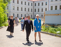 Рабочее совещание по ремонту стадиона Алексеевской гимназии провел мэр Благовещенска Олег Имамеев