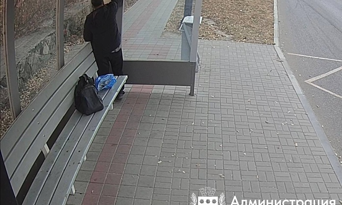 Неисправимый «граффитист»: в Благовещенске завёлся любитель исписать маркером автобусные павильоны