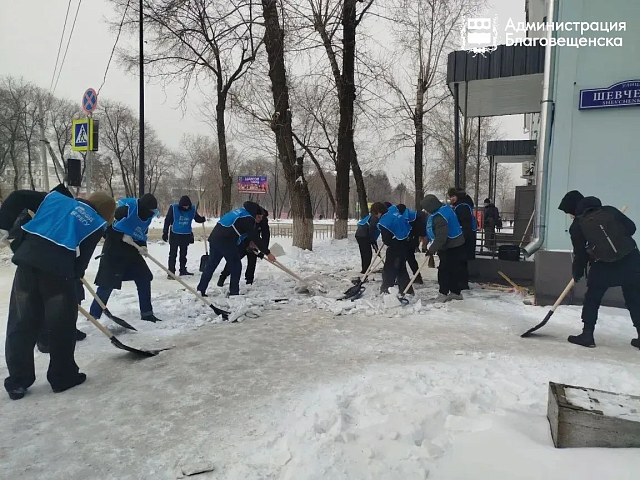Библиотеки, образовательные организации и волонтеры города Благовещенска вышли на уборку снега