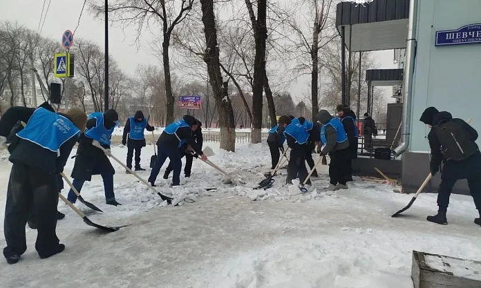 Библиотеки, образовательные организации и волонтеры города Благовещенска вышли на уборку снега