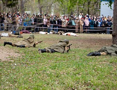 Реконструкцию боя Великой Отечественной войны показали гостям Городского парка в День Победы