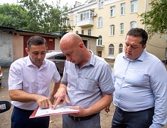 Мэр Олег Имамеев проконтролировал работы по благоустройству сквера водников и дворов 