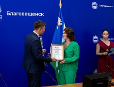 В Благовещенске работников торговли отметили Почетными грамотами