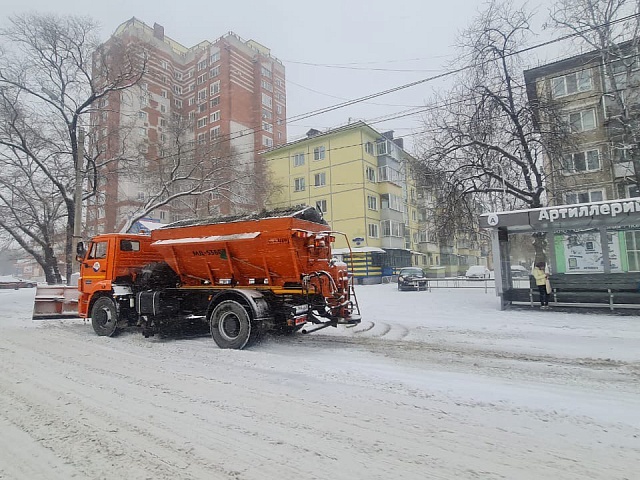Рабочие ГСТК очищают Благовещенск от снега