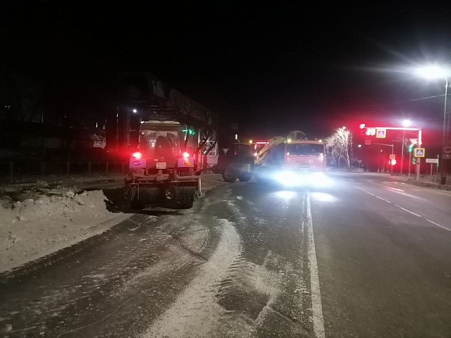 ГСТК  чистит от снега пешеходные зоны в Благовещенске