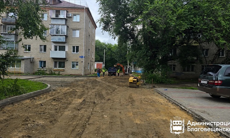 В областном центре асфальтируют внутриквартальные проезды. В работе у дорожников сразу два участка 