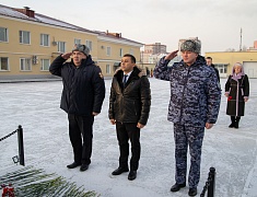 Мэр Благовещенска Олег Имамеев вручил кубок наставника месяца Виктору Ныркову