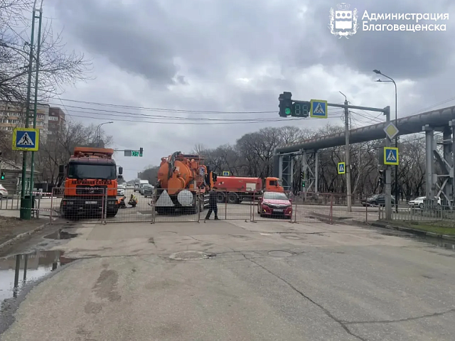 На улице Октябрьской ремонтируют инженерные сети. Для работ перекрыли участок между Калинина и Богдана Хмельницкого