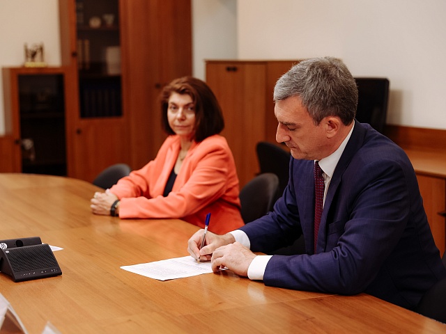 Василий Орлов представил в Амуризбирком документы на регистрацию для участия в выборах Губернатора области