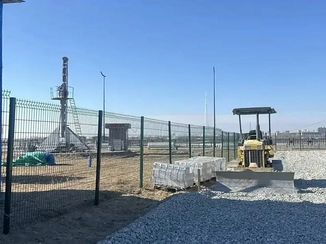 На набережной Амура начали строительство современной спортивной площадки