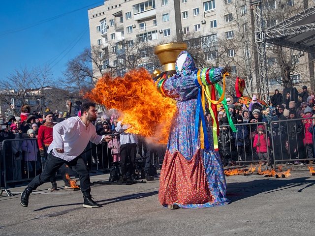 Благовещенцы проводили зиму блинами и хороводами