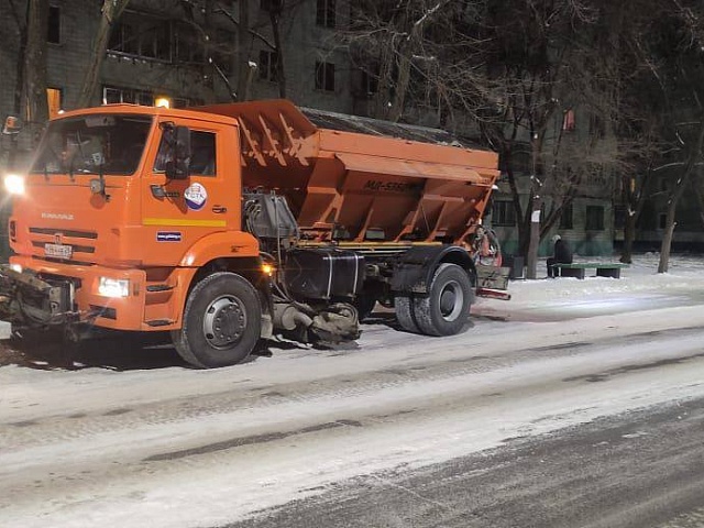 Рабочие ГСТК продолжают очищать Благовещенск от снега