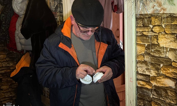 В домах благовещенских семей, оказавшихся в сложной жизненной ситуации, проверили работоспособность противопожарных датчиков