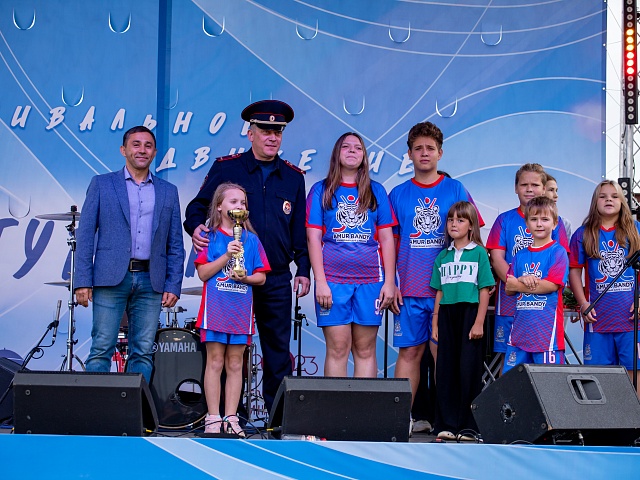 Мэр Олег Имамеев наградил благовещенца, возродившего в городе хоккей с мячом